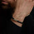 Bracelet en cuir noir au poignet avec fermoir argenté
