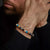 Bracelet en perles avec pierres précieuses au poignet, perles rondes bleues et foncées