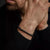 Bracelet en perles de pierre naturelle noire avec fermoir en acier inoxydable noir au poignet