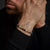 Bracelet en perles de pierres précieuses au poignet, fermoir en acier inoxydable gris, Rebel&Rose