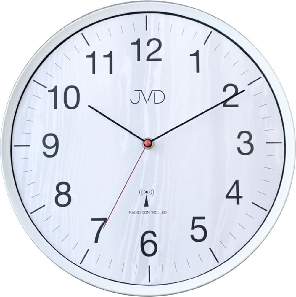 Horloge murale ronde : cadran blanc, chiffres arabes noirs, aiguilles noires, centre rouge.