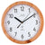 Horloge murale ronde avec cadran blanc, aiguilles noires et cadre en bois marron, radio-pilotée.