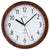 Runde Wanduhr mit brauner Nussbaum-Optik, weißem Ziffernblatt, schwarzen Zeigern und Ziffern