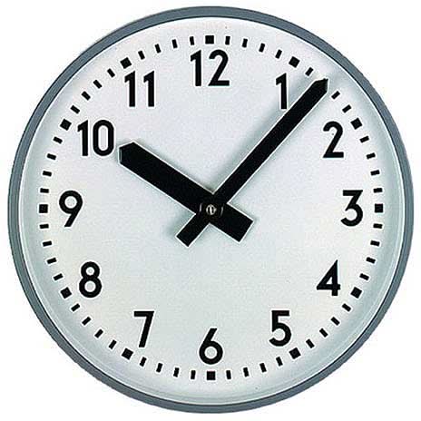 Horloge murale avec boîtier rond en métal, cadran blanc et aiguilles noires