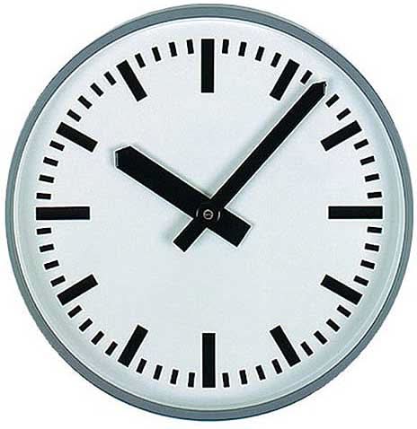 Horloge murale radio-pilotée avec cadran blanc, aiguilles noires et cadre en métal