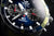 Montre homme avec cadran bleu, sous-cadrans chronographes et accents jaune-rouge