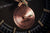 Herrenuhr-Detail mit kupferfarbenem Teilzifferblatt und „CALENDAR“-Markierung