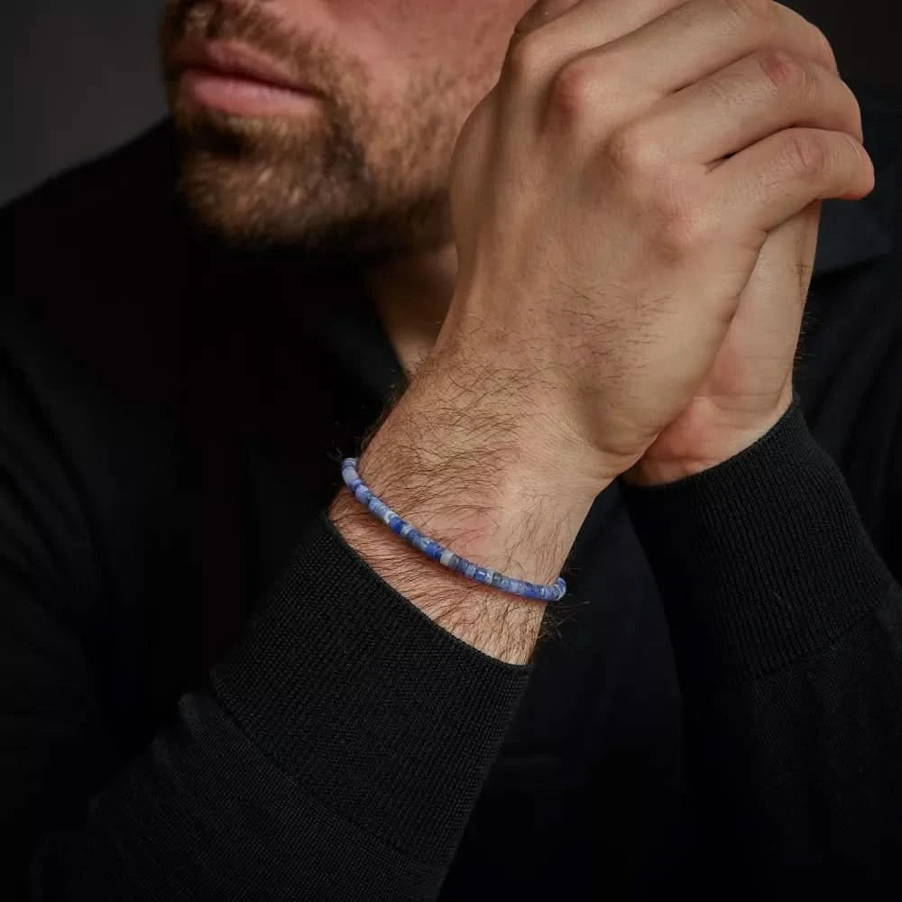 Bracelet en perles rondelles en pierre semi-précieuse teintée de bleu au poignet