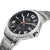 Montre pour homme avec cadran noir, guichet de date à 15h, boîtier et bracelet en titane