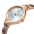 Montre pour femme couleur rose avec cadran clair, couronne, mouvement à quartz en titane et index.