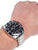 Herrenarmbanduhr am Handgelenk: silbernes Edelstahlband, schwarzes Zifferblatt mit roten Akzenten