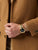 Herrenarmbanduhr mit schwarzem Zifferblatt und Edelstahlarmband, zweifarbig, am Handgelenk