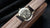 Montre unisexe avec fond de boîtier gravé et bracelet en cuir marron, couronne sur le côté