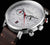 Montre homme de face : cadran blanc, bracelet en cuir marron, accents rouges, chronographe