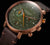 Montre pour homme avec cadran vert, accents orange, bracelet en cuir marron et poussoirs