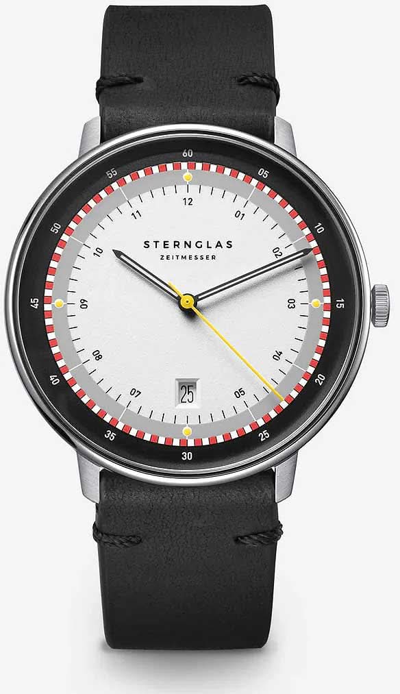 Herrenuhr mit schwarzem Lederarmband, weißem Zifferblatt und silberner Lünette.