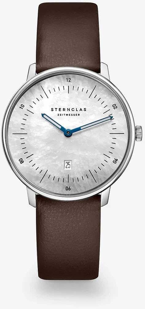 Montre pour femme : bracelet en cuir marron, boîtier argenté, cadran blanc, aiguilles bleues.