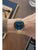 Bracelet de montre pour homme au poignet avec cadran bleu et bracelet en maille dorée