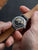 Vue arrière de la montre bracelet pour homme avec bracelet en cuir marron et mouvement apparent