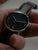 Bracelet de montre pour homme avec cadran sombre, aiguilles vertes et rouges, bracelet en cuir noir