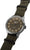 Bracelet pour homme avec bracelet textile vert et boîtier rond en acier, vue en biais