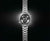 Edelstahlarmbanduhr mit schwarzem Zifferblatt, silbernem Stahlarmband und Chronographen-Drückern.