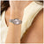 BOSS Damen-Armbanduhr mit bicolor Metallarmband und rundem Zifferblatt am Handgelenk