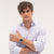 Tommy Hilfiger Armbanduhr am Handgelenk des Mannes, blaues Zifferblatt