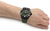 Herrenuhr am Handgelenk mit grünem Lederarmband, schwarzer Lünette und Ziffern