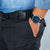 Montre pour homme au poignet avec bracelet en cuir noir et cadran bleu