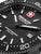 Detail der Herrenuhr: schwarzes Zifferblatt mit Swiss-Military-Kreuz und Datum 28