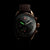 Montre homme avec bracelet en cuir noir, cadran gris foncé et échelle tachymétrique