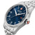 Montre homme, vue de côté en biais : cadran bleu foncé, index, guichet date 28/3, boîtier en acier inoxydable