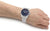 Montre pour homme au poignet : cadran bleu, guichet date, bracelet métallique à maillons