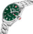 Schrägsicht: Herrenarmbanduhr mit grünem Zifferblatt, Edelstahlband und Krone mit rotem Emblem