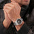 Bracelet de montre pour homme au poignet, bracelet en acier inoxydable et cadran noir aspect carbone