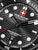 Herrenarmbanduhr Swiss Military Hanowa, Detail des schwarzen Zifferblatts mit rotem Emblem