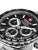 Detailansicht: schwarzes Chronograph-Zifferblatt mit drei Hilfsziffern und rotem Kreuz