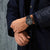 Herrenuhr von Swiss Military am Handgelenk mit schwarzem Zifferblatt und Armband