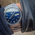 Seiko Automatikuhr mit blauem Zifferblatt, Stabindexen und Datumsanzeige (FRI 27)