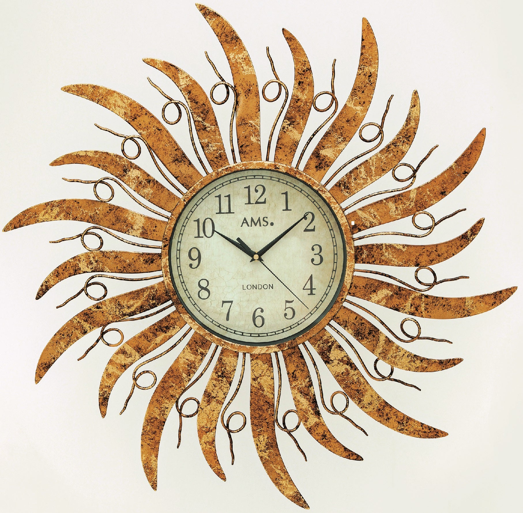 Horloge murale avec design soleil doré et cadran rond