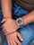 Herrenarmbanduhr am Handgelenk mit blauem Zifferblatt und Edelstahlarmband