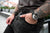 Herrenarmbanduhr am Handgelenk mit schwarzem Zifferblatt und Lederarmband, silbernes Gehäuse