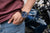 Montre bracelet pour homme au poignet avec cadran bleu et bracelet en cuir marron