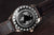 Fond de la montre bracelet pour homme avec motif de carte du monde dans le boîtier et bracelet en cuir marron