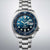Montre homme avec cadran bleu, bracelet en acier inoxydable argenté et index