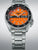 Herren-Armbanduhr mit orangefarbenem Zifferblatt, schwarzer Lünette und Metallarmband