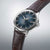 Bracelet pour homme avec cadran bleu, bracelet en cuir marron et lunette distinctive