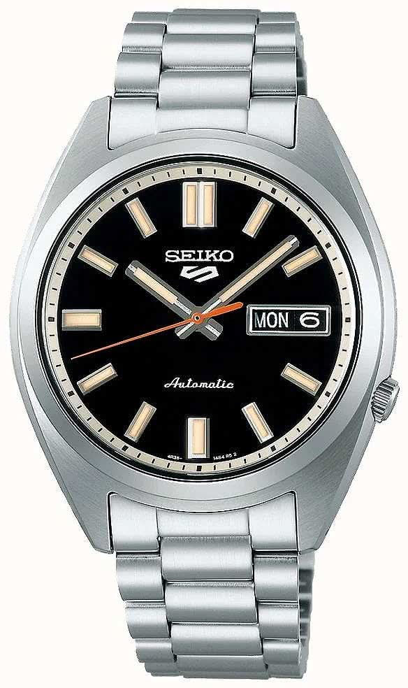 Herrenuhr mit Edelstahlarmband, schwarzem Zifferblatt und Datumsfenster „MON 6“.