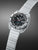 Herrenarmbanduhr SEIKO 5 Sports, schräger Blick auf Gehäuse und Edelstahlarmband